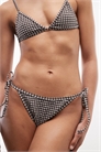 Бикини-трусики с завязками по бокам из ткани «сирсакер» в клетку артикул 152703826