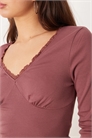 Футболка с V-образным вырезом, длинными рукавами и кружевной отделкой артикул 150698481