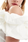 Свадебное мини-платье с рюшами и открытыми плечами артикул 133917288