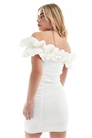 Свадебное мини-платье с рюшами и открытыми плечами артикул 133917288