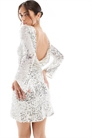 Свадебное мини-платье с капюшоном и пайетками на спине артикул 147259078