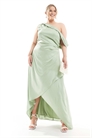 Атласное макси-платье для подружки невесты с открытыми плечами и юбкой-парео артикул 141189054