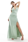 Атласное макси-платье для подружки невесты с лаконичным декором на спине артикул 142046481