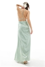 Атласное макси-платье для подружки невесты с лаконичным декором на спине артикул 142046481