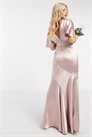Макси-платье для подружки невесты из атласа с рукавами-кимоно, юбкой из панелей и поясом артикул 1732362
