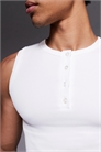 Безшовная майка-хенли с ребристой отделкой и зауженным кроем артикул 152236768