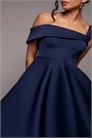 Платье средней длины с одним плечом артикул 155932880