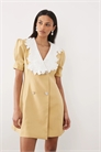 Мини-платье с контрастным воротником и пуговицами артикул 155587866