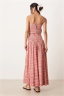Макси-сарафан из гофрированной ткани с заниженной талией и сборками артикул 151745096