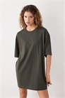 Платье-футболка свободного кроя артикул 155696925