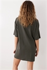 Платье-футболка свободного кроя артикул 155696925
