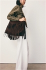 Сумка через плечо с мягкой текстурой и бахромой артикул 156373865