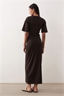 Платье-миди из футболки с боковыми сборками, шоколадного цвета артикул 152552039