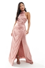 Атласное макси-платье с высоким воротником и бантом на спине для подружки невесты артикул 142046691