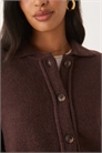 Кардиган с воротником-рубашкой и вязаным узором, с декоративными швами артикул 143768192