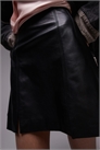 Мини-юбка из натуральной кожи с швами артикул 138386417