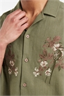 Рубашка свободного кроя прямого покроя с цветочной вышивкой на груди артикул 156027579