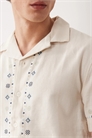 Рубашка с короткими рукавами из смеси хлопка и льна с вышитым узором артикул 155637492