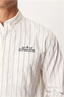 Рубашка в стиле преппи с длинными рукавами и принтом на груди артикул 150664247