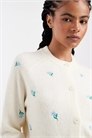 Кардиган с контрастной строчкой и вышивкой в виде цветов по всей поверхности артикул 151226929