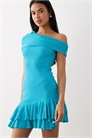 Мини-платье с отложным вырезом на одном плече и асимметричным подолом с оборками артикул 156106265