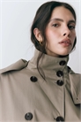 Тренч с короткими рукавами-буфетками и съемным капюшоном артикул 156513946