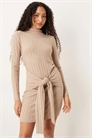 Мини-платье с высоким воротником на ребристой ткани и завязками спереди артикул 150151925