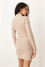Мини-платье с высоким воротником на ребристой ткани и завязками спереди артикул 150151925