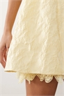 Мини-платье с жакардовым кружевом, объемной юбкой-подкладкой и лодочным вырезом артикул 155587864