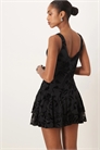 Мини-платье с V-образным вырезом и флокированной отделкой от Rawson артикул 152624262
