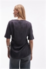 Атласная удлиненная футболка с рюшами на талии артикул 155575272