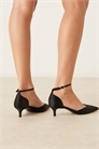Туфли с заостренным носком, закрытой пяткой и каблуком артикул 150203896