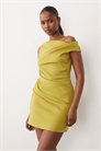 Мини-платье с открытыми плечами и вырезанным силуэтом артикул 156027417