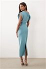 Асимметричное платье средней длины с открытыми плечами артикул 155223707