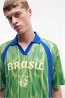 Поло свободного кроя с принтом по всей поверхности и изображением бразильской футбольной сборной артикул 154142073