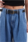 Джинсы с широкими брючинами и складками, с ремнем артикул 155527046