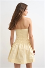Мини-платье с оборками и повязкой на груди артикул 147764109