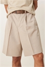 Стильные бермуды со складкой спереди артикул 139305363