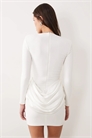 Белое мини-платье с длинными рукавами, атласными драпировками на талии и декоративными накладками на плечах артикул 154052897