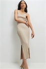 Бежевое трикотажное платье средней длины с ребристой фактурой артикул 156335393