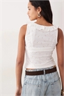 Жилет с оборками и вырезом-лодочкой, украшенный вышивкой артикул 153253873