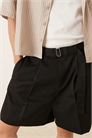 Стильные бермуды с складкой спереди и ремешком артикул 140469780