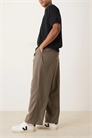 Стильные брюки с широкими брючинами и поясом, с складкой спереди артикул 136286428