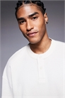 Объемная футболка прямого кроя с воротником-хенли артикул 156008084