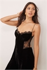Бархатный комбинезон-топ с кружевной вставкой артикул 137084165