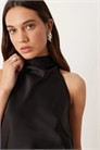 Блузка-топ из атласа с завязками за шеей артикул 151526304