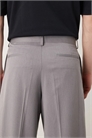 Стильные брюки свободного кроя с плиссировкой артикул 149138751