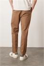 Стильные зауженные хлопковые брюки-чино артикул 139728694