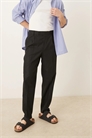 Стильные брюки свободного кроя из смесовой ткани с льняными волокнами и зауженными штанинами, с складкой спереди артикул 143300909