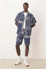 Пижамный комплект из рубашки с коротким рукавом и шорт с принтом «бандана» артикул 148256642